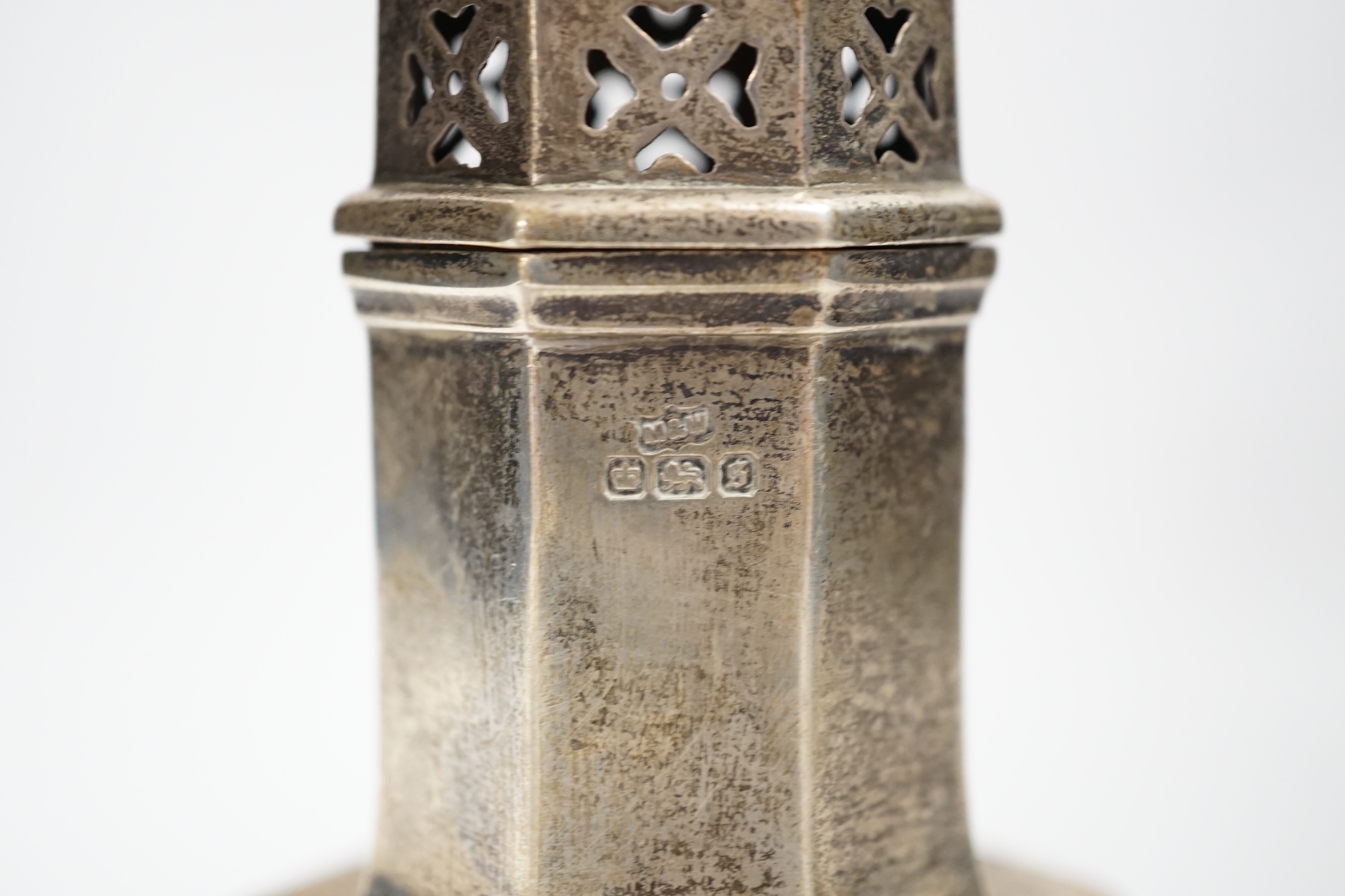 A George V silver octagonal sugar caster, Mappin & Webb, Sheffield, 1910, 20.8cm, 5.9oz.